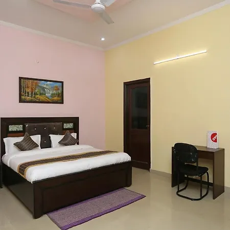 Готель Oyo 14791 Homeystay Comfort Фарідабад