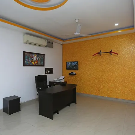 Готель Oyo 14791 Homeystay Comfort 3*